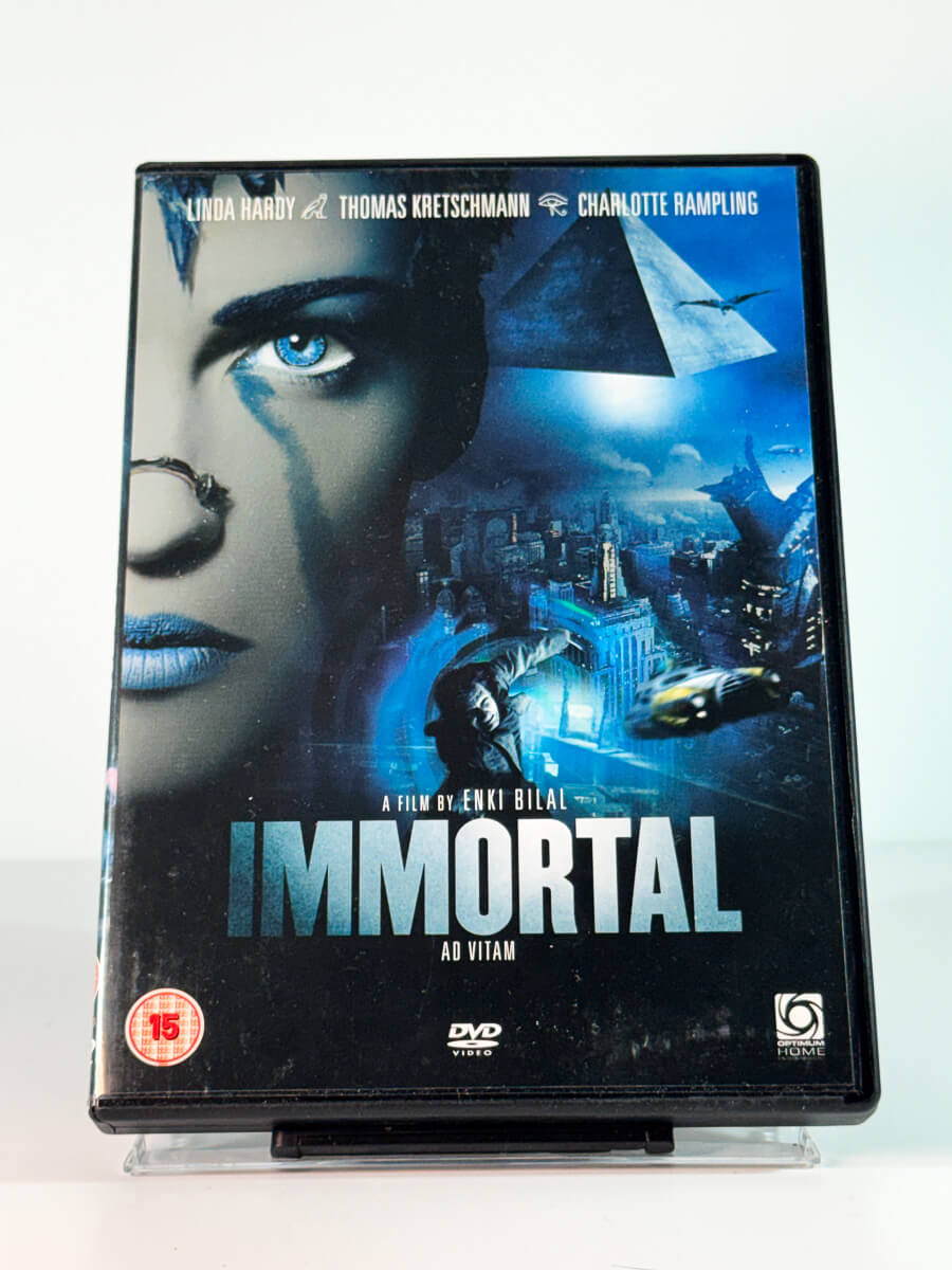 Forside av cover til Immortal, bruktfilm hos nettbutikken Brukbar Film