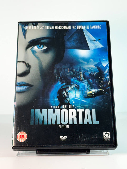 Forside av cover til Immortal, bruktfilm hos nettbutikken Brukbar Film