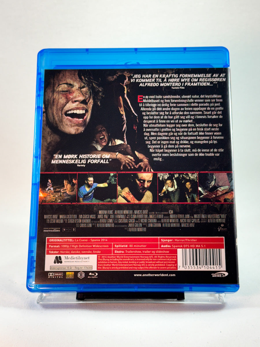 Bakside av cover til In Darkness We Fall, bruktfilm hos nettbutikken Brukbar Film