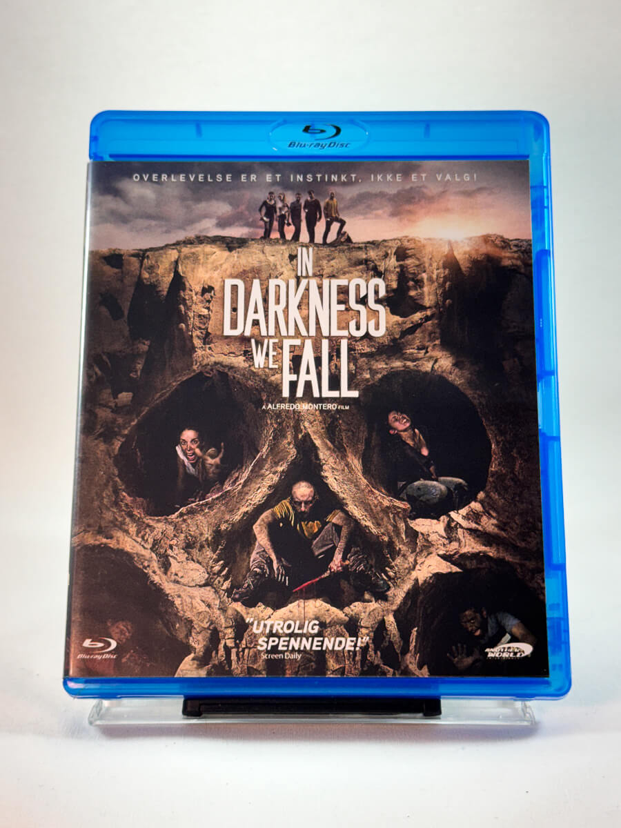 Forside av cover til In Darkness We Fall, brukt Blu-ray hos Brukbar Film