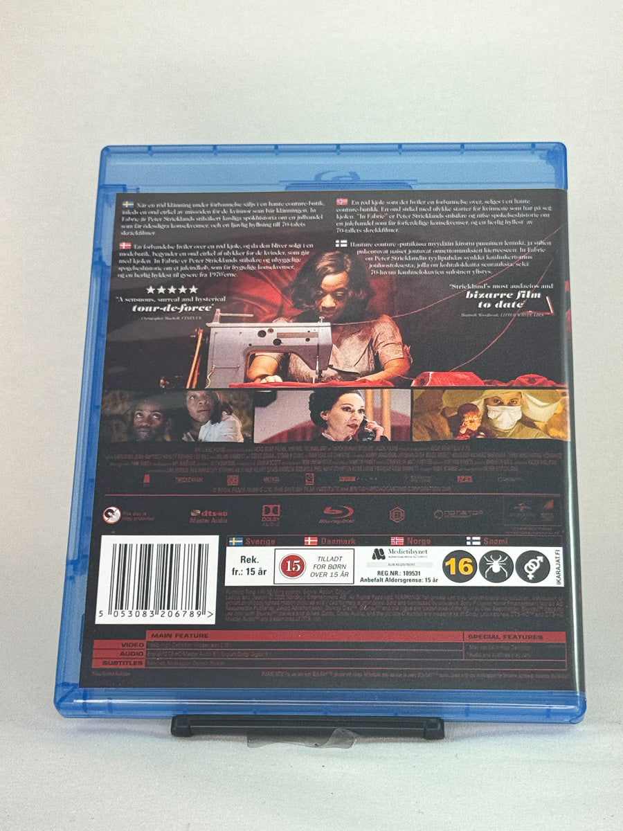 Bakside av Blu-ray-cover til In Fabric – kultfavoritt fra Peter Strickland i brukt Blu-ray-utgave hos Brukbar Film.