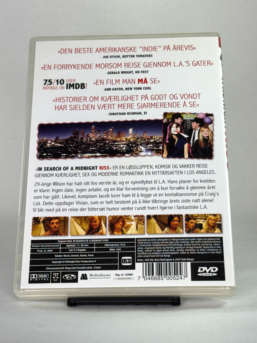 Bakside av DVD-cover til In Search of a Midnight Kiss – romantisk og sorthumoristisk indieperle – original brukt DVD hos Brukbar Film.