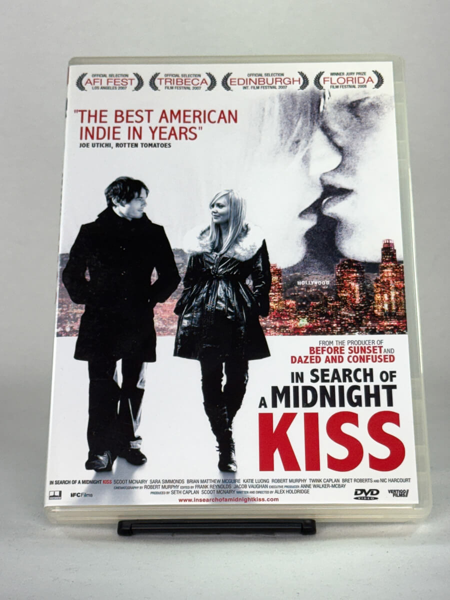 Forside av DVD-cover til In Search of a Midnight Kiss – kritikerrost amerikansk indie-romanse satt til nyttårsaften i Los Angeles – brukt DVD tilgjengelig hos Brukbar Film.