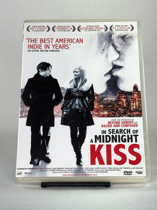 Forside av DVD-cover til In Search of a Midnight Kiss – kritikerrost amerikansk indie-romanse satt til nyttårsaften i Los Angeles – brukt DVD tilgjengelig hos Brukbar Film.