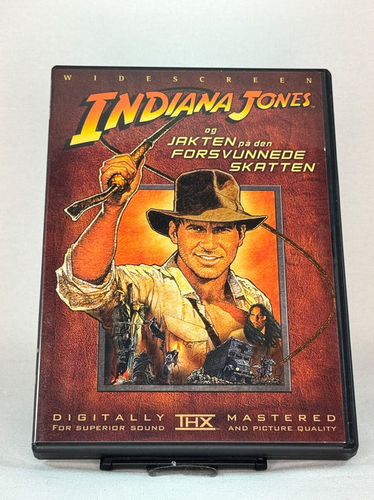 Forside av DVD-cover til Indiana Jones og jakten på den forsvunnede skatten (originaltittel: Raiders of the Lost Ark) – starten på Spielbergs legendariske eventyrserie, brukt film på DVD hos Brukbar Film.