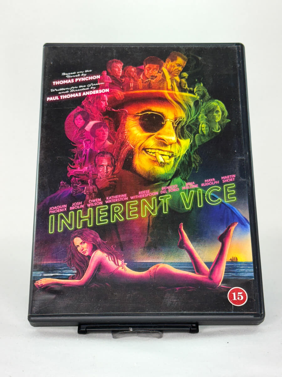 Forside av DVD-cover til Inherent Vice, bruktfilm hos nettbutikken Brukbar Film