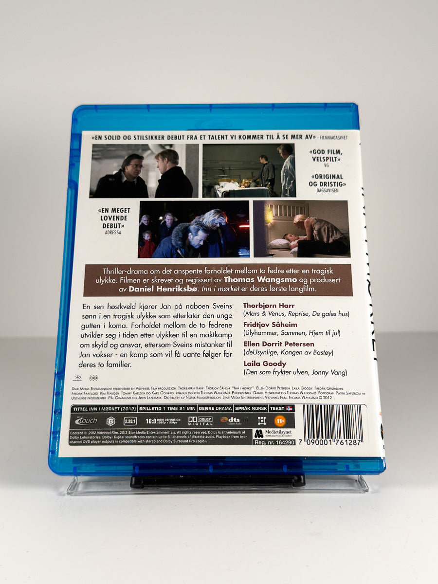 Bakside av cover til Inn i mørket på Blu-ray