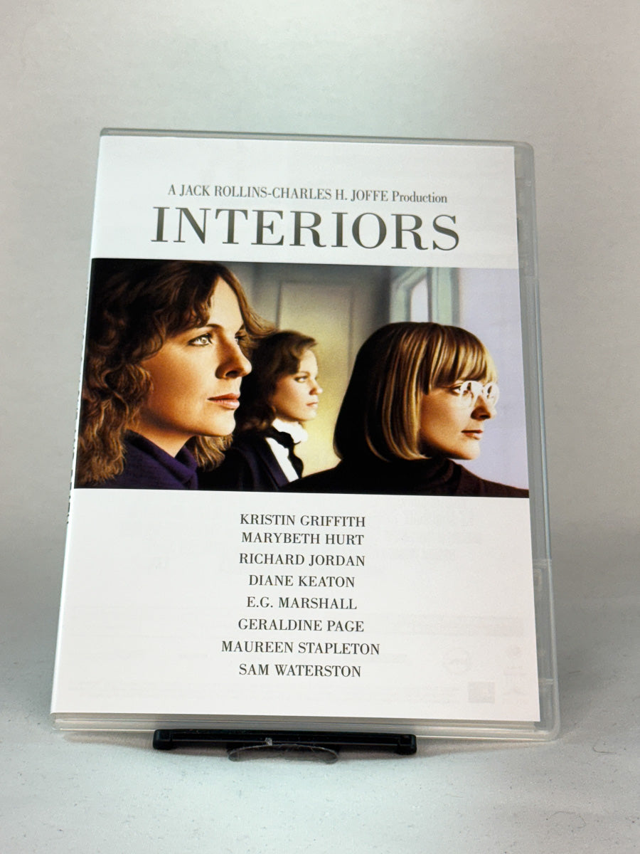 Forside av DVD-cover til Interiors – gripende familiedrama regissert av Woody Allen med Diane Keaton og Geraldine Page, brukt DVD hos Brukbar Film.
