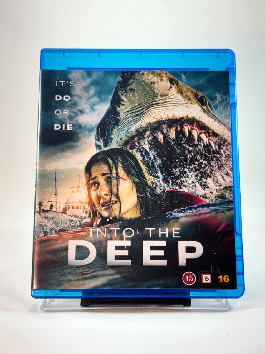 Forside av cover til Into the Deep, brukt Blu-ray film hos nettbutikken Brukbar Film