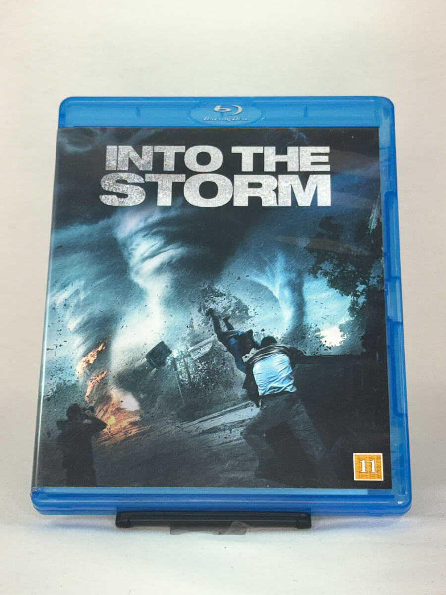 Forside av Blu-ray-cover til Into the Storm – intens katastrofefilm om tornadoer, brukt Blu-ray hos Brukbar Film.