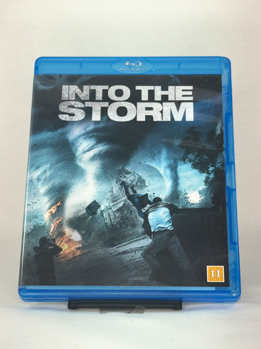 Forside av Blu-ray-cover til Into the Storm – intens katastrofefilm om tornadoer, brukt Blu-ray hos Brukbar Film.