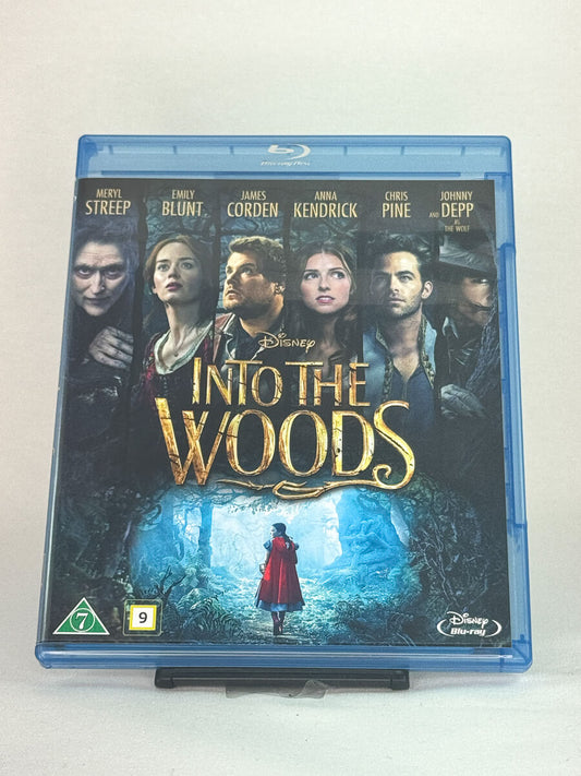 Forside av Blu-ray-cover til Into the Woods fra Disney med Meryl Streep, Emily Blunt og Johnny Depp – brukt musikalfilm på Blu-ray hos Brukbar Film.