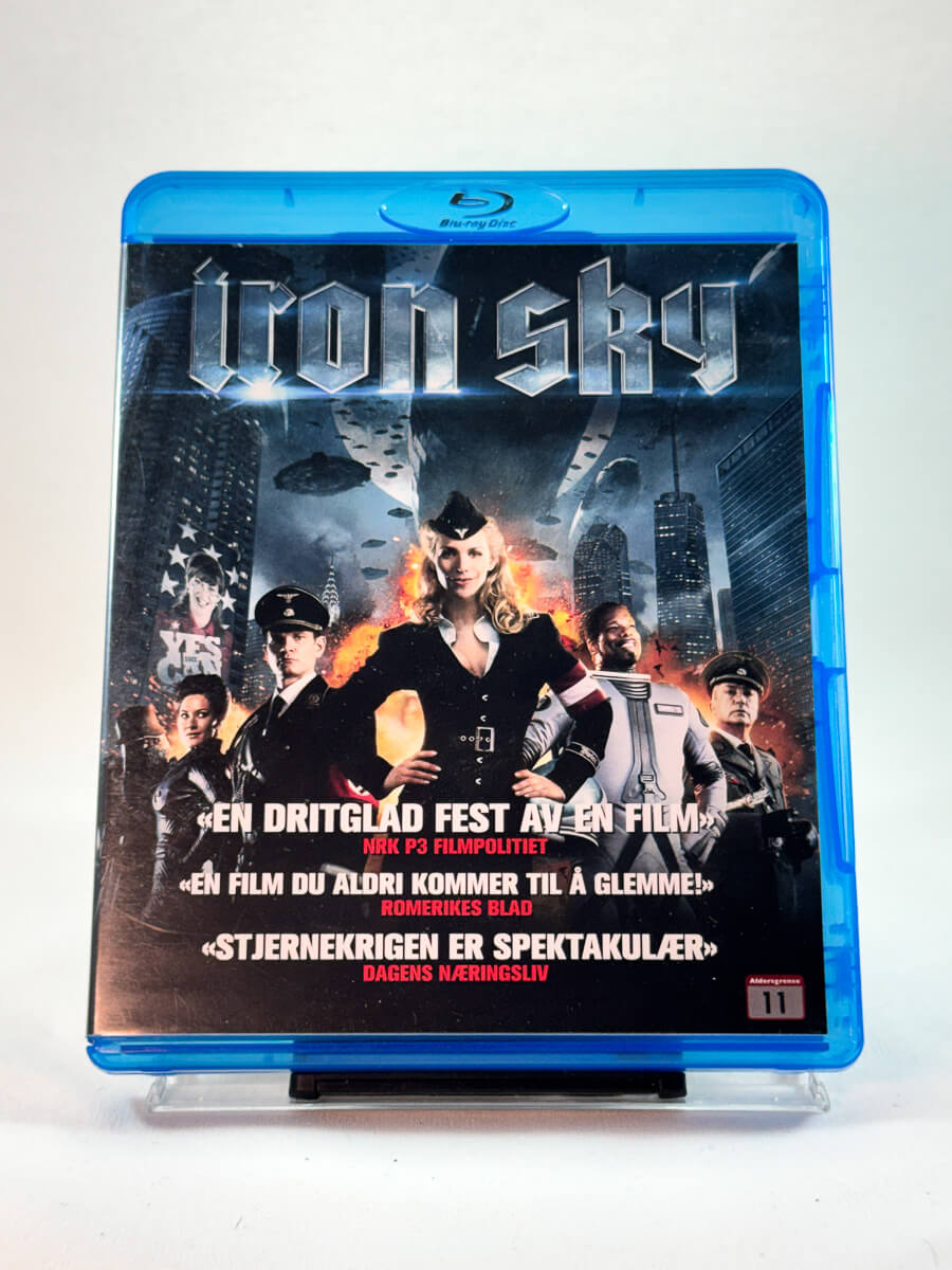 Iron Sky – forside av Blu-ray-cover, kultpreget sci-fi-komedie med alternativ historie, brukt Blu-ray hos Brukbar Film