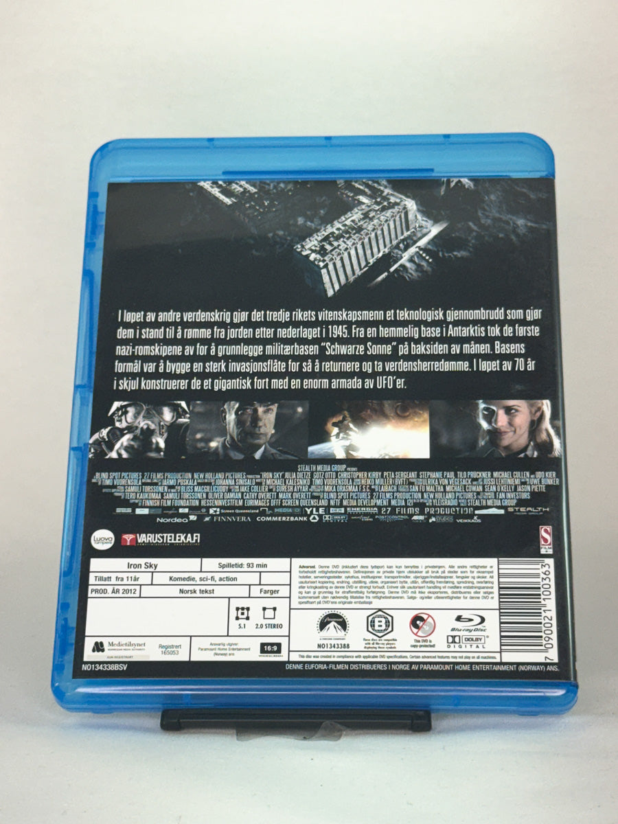 Bakside av Blu-ray-cover til Iron Sky – kultfilm med svart humor og action i brukt Blu-ray-utgave hos Brukbar Film.