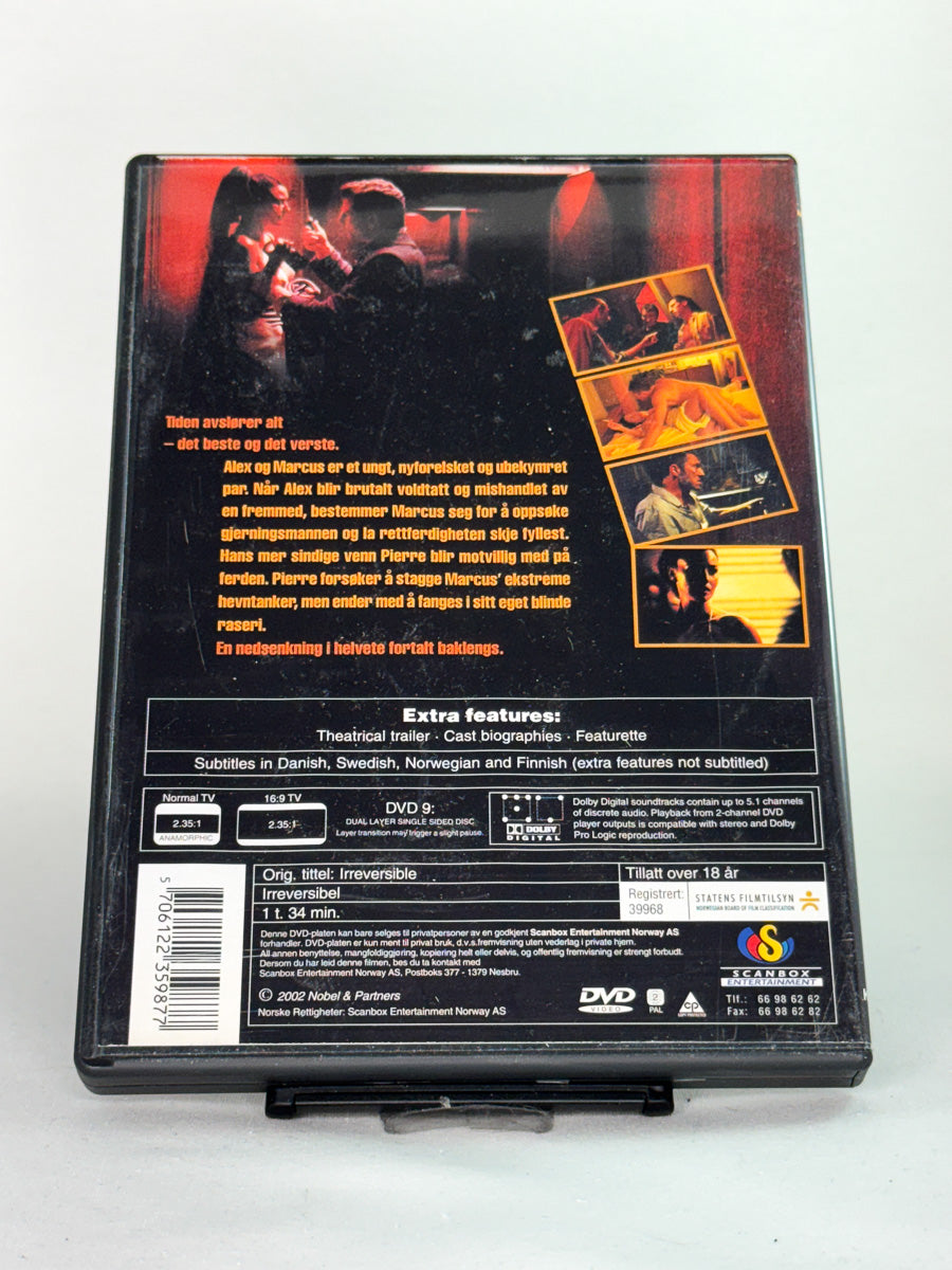 Bakside av DVD-cover til Irréversible – mørkt og brutalt verk fortalt baklengs med kompromissløs intensitet, second hand DVD-film fra Brukbar Film.