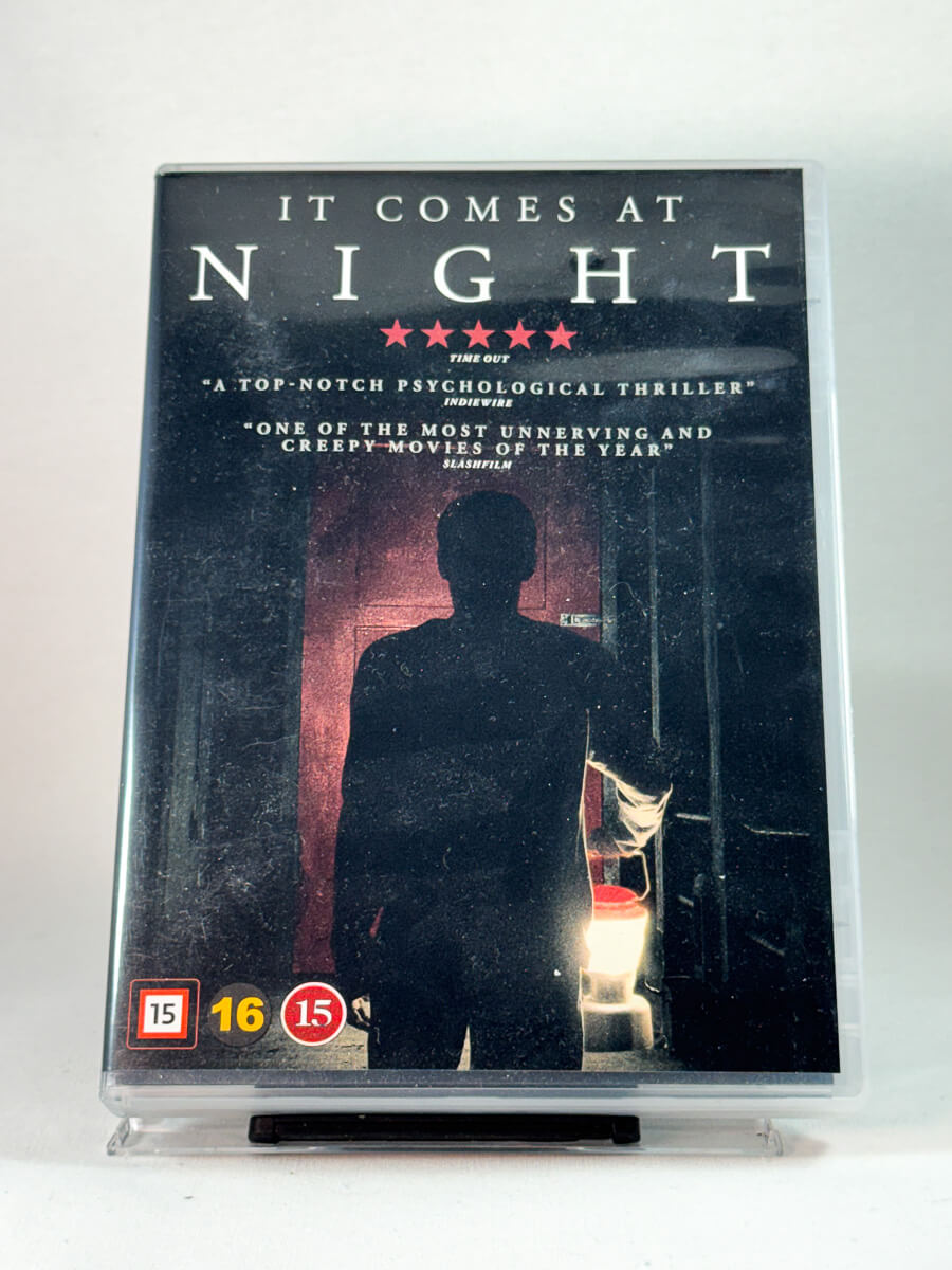 Forside av cover til It Comes at Night, bruktfilm på DVD hos Brukbar Film