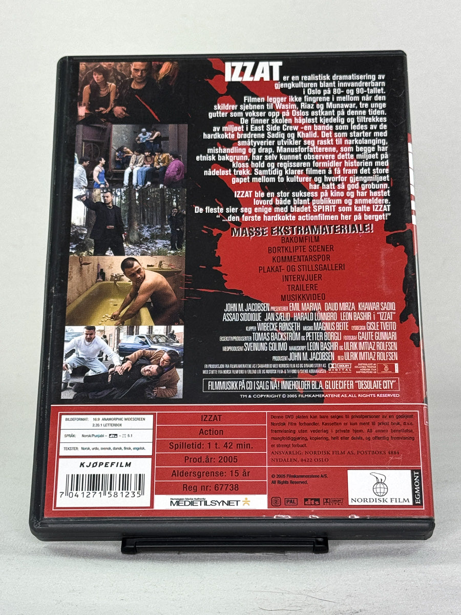 DVD-bakside til filmen Izzat
Baksiden viser info, spesifikasjoner og eventuell ekstratekst – produktbilde fra nettbutikken Brukbar Film