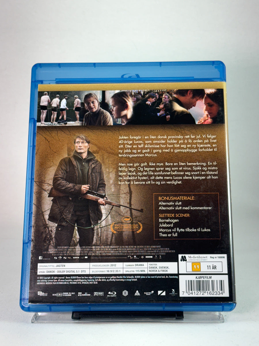 Bakside av Blu-ray-cover til Jakten – sterkt og prisbelønt portrett av mistanke og rettferdighet, Blu-ray hos Brukbar Film.