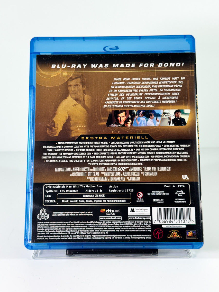 Bakside av cover til James Bond: The Man with the Golden Gun, bruktfilm på Blu-ray hos Brukbar Film