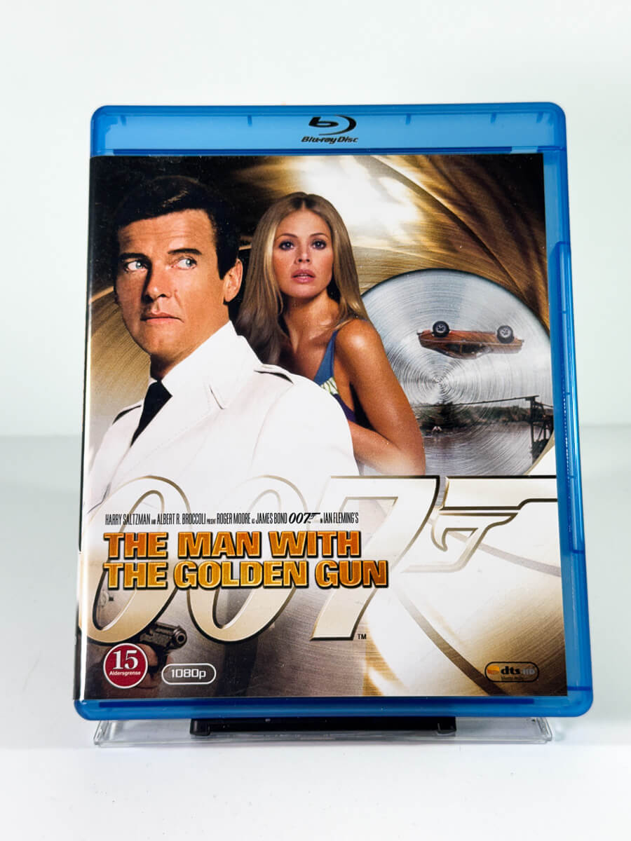 Forside av cover til James Bond: The Man with the Golden Gun, brukt Blu-ray hos Brukbar Film