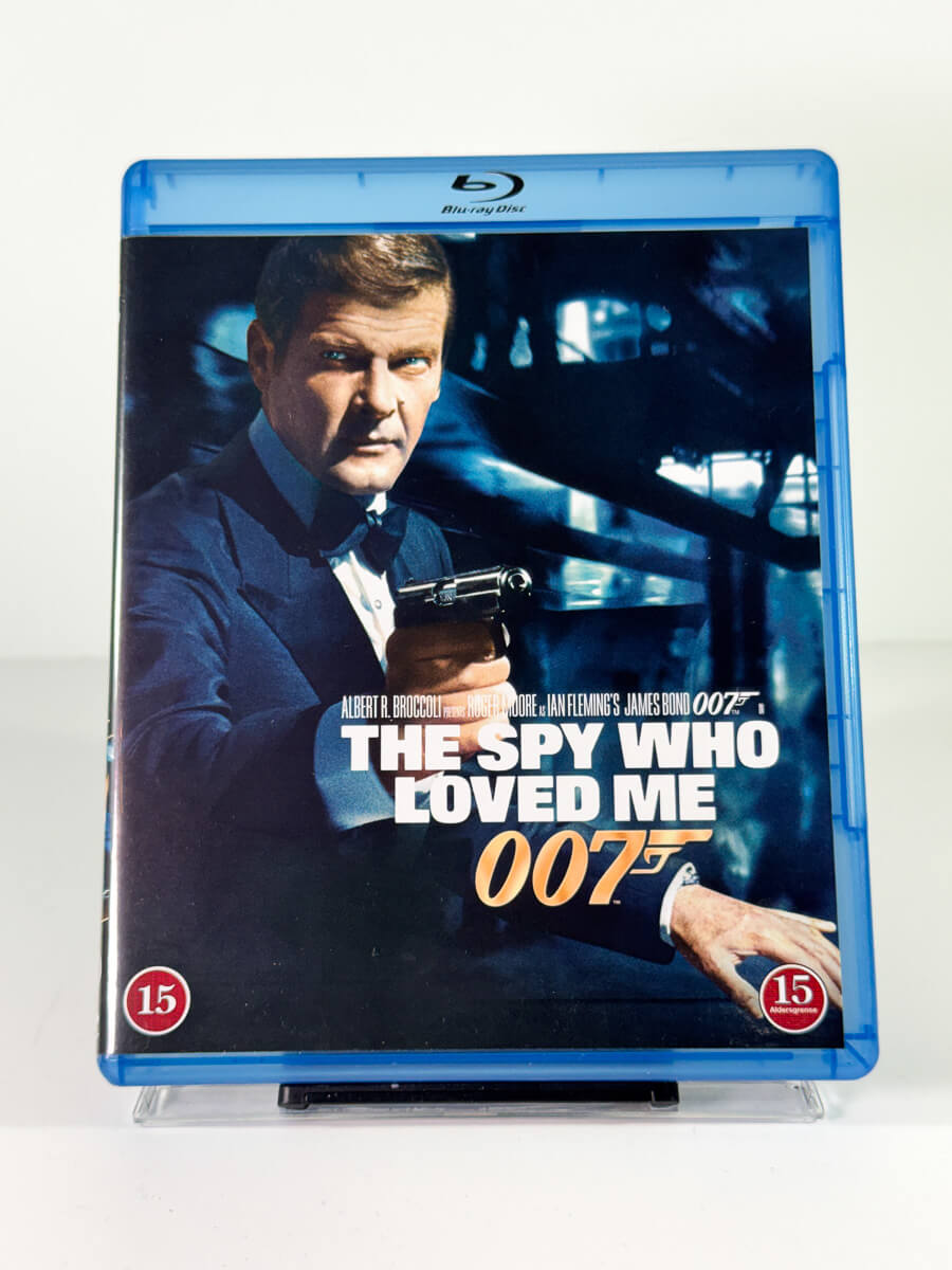 Forside av cover til James Bond: The Spy Who Loved Me, bruktfilm hos nettbutikken Brukbar Film