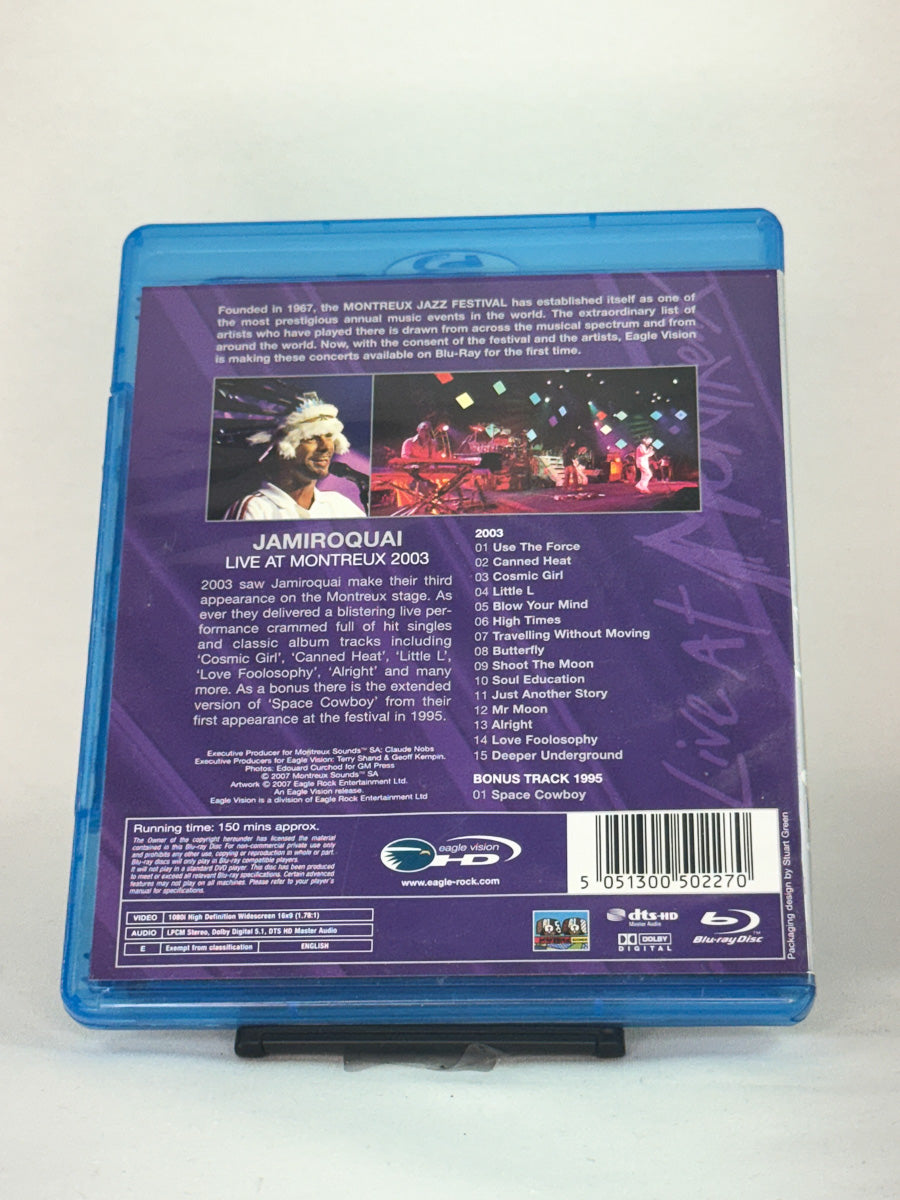 Bakside av Blu-ray-coveret til Jamiroquai: Live at Montreux 2003 – inneholder låtliste og informasjon om opptredenen på Montreux Jazz Festival, brukt Blu-ray fra Brukbar Film.