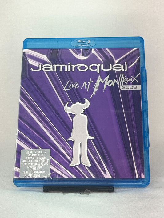 Forside av Blu-ray-coveret til Jamiroquai: Live at Montreux 2003 – livekonsert i høy oppløsning fra Montreux Jazz Festival, brukt Blu-ray tilgjengelig hos Brukbar Film.