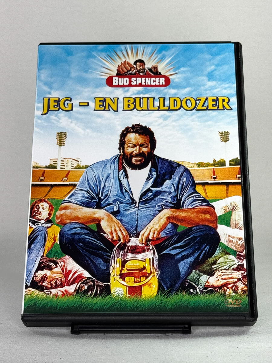 Forside av DVD-cover til Jeg – en bulldozer med Bud Spencer – klassisk italiensk actionkomedie med slagkraft og humor – brukt DVD tilgjengelig hos Brukbar Film.