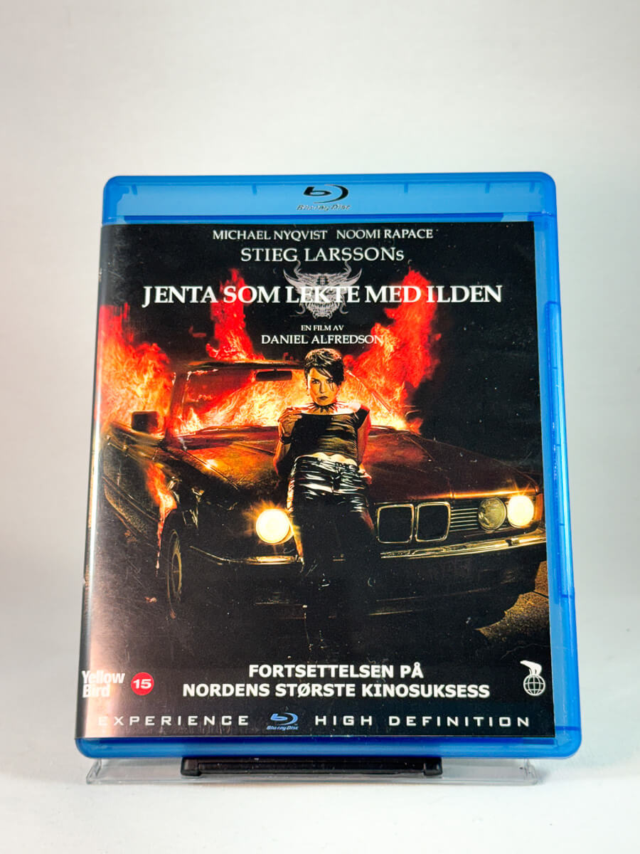 Forside av cover til Jenta som lekte med ilden, brukt Blu-ray hos Brukbar Film