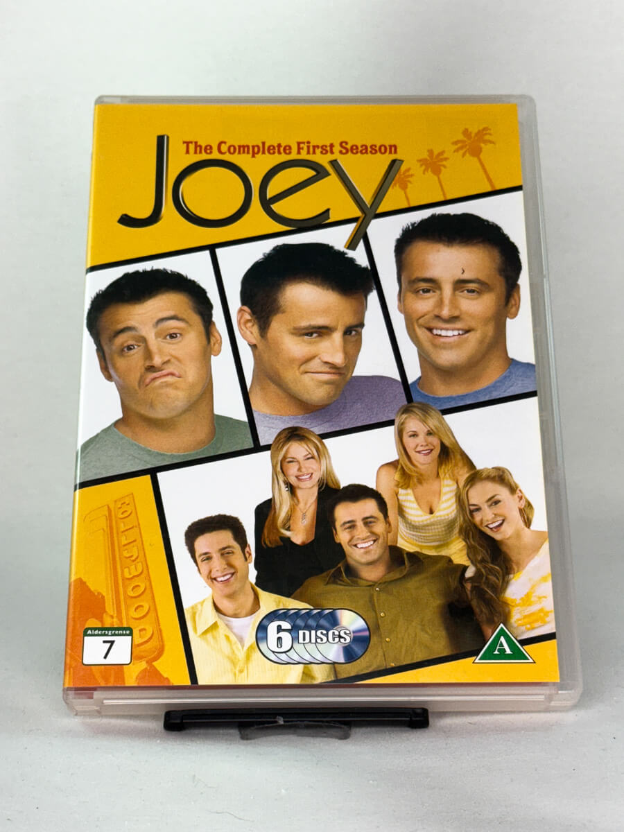 Forside av DVD-cover til Joey – Sesong 1 – brukt komiserie på DVD fra nettbutikken Brukbar Film