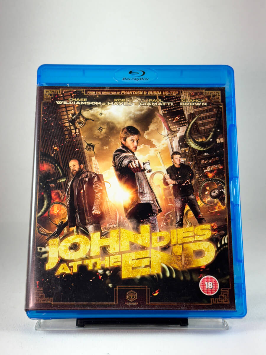 Forside av Blu-ray-cover til John Dies at the End, bruktfilm hos nettbutikken Brukbar Film