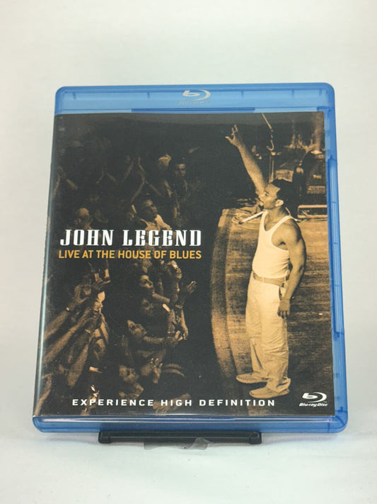 Forside av Blu-ray-cover til John Legend: Live at the House of Blues – konsertopptak i høy oppløsning fra Los Angeles, brukt Blu-ray-film hos Brukbar Film.