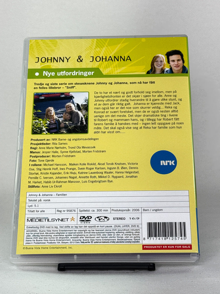 DVD-bakside til filmen Johnny & Johanna - Nye utfordringer
Baksiden viser info, spesifikasjoner og eventuell ekstratekst – produktbilde fra nettbutikken Brukbar Film