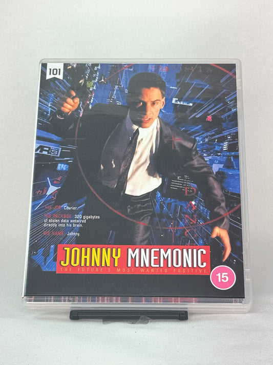 Forside av Blu-ray-cover for Johnny Mnemonic – cyberpunk-action med Keanu Reeves, brukt Blu-ray hos Brukbar Film.