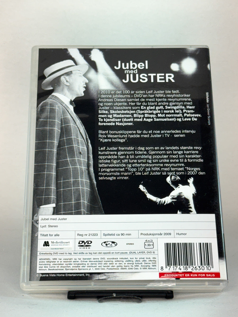 Bakside av DVD-cover til Jubel med Juster – jubileumsutgave med humor og nostalgi fra en av Norges største revyartister, brukt originalfilm hos Brukbar Film.
