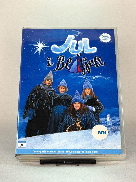 Forside av DVD-cover til Jul i Blåfjell – NRKs klassiske julekalender, brukt barnefilm på DVD fra Brukbar Film