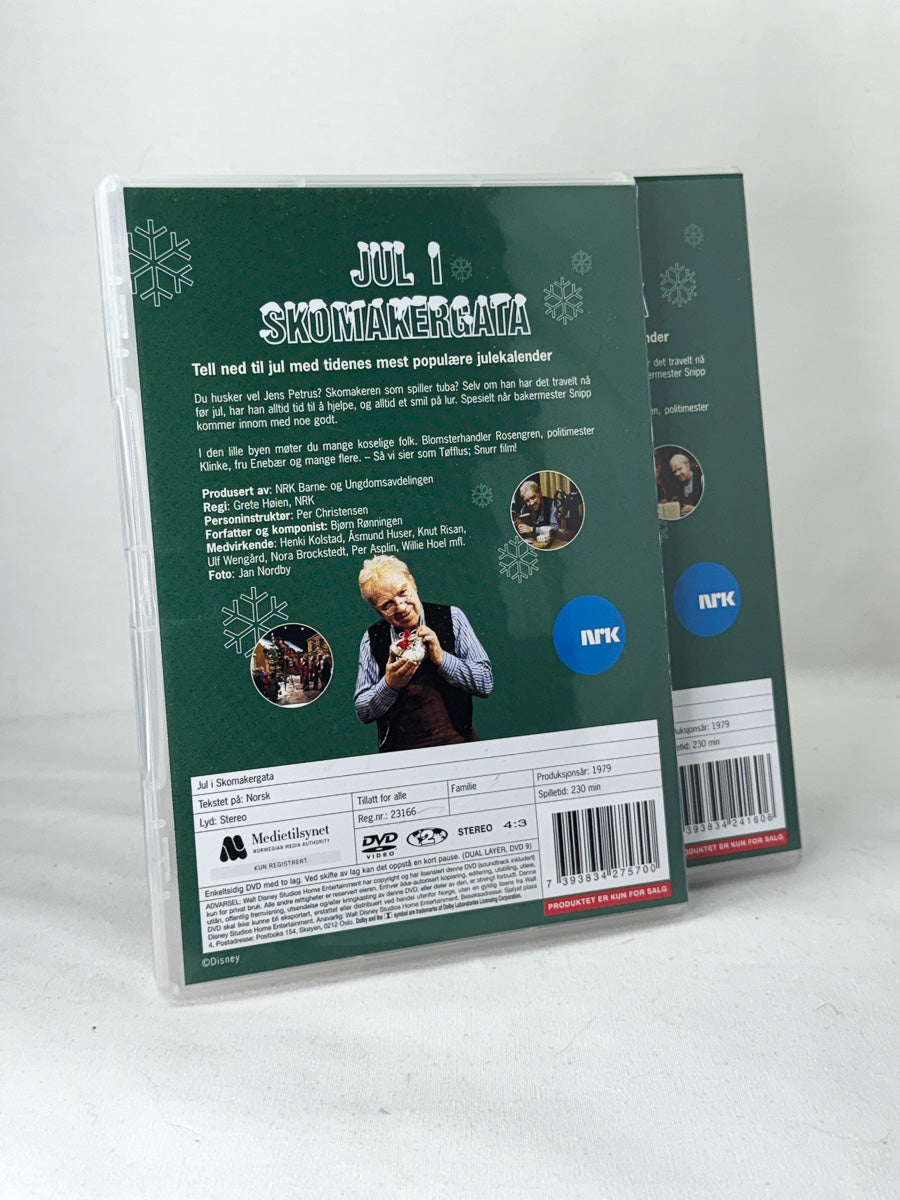 Bakside av DVD-cover til Jul i Skomakergata (del 1 og 2) – den elskede serien som har blitt en del av norsk juletradisjon, brukt DVD hos Brukbar Film.