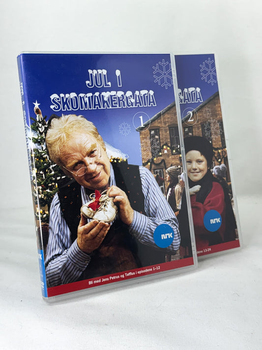 Forside av DVD-cover til Jul i Skomakergata (del 1 og 2) – norsk juleklassiker med Henki Kolstad som Jens Petrus Andersen, kjent fra NRKs folkekjære julekalender, brukt DVD hos Brukbar Film.