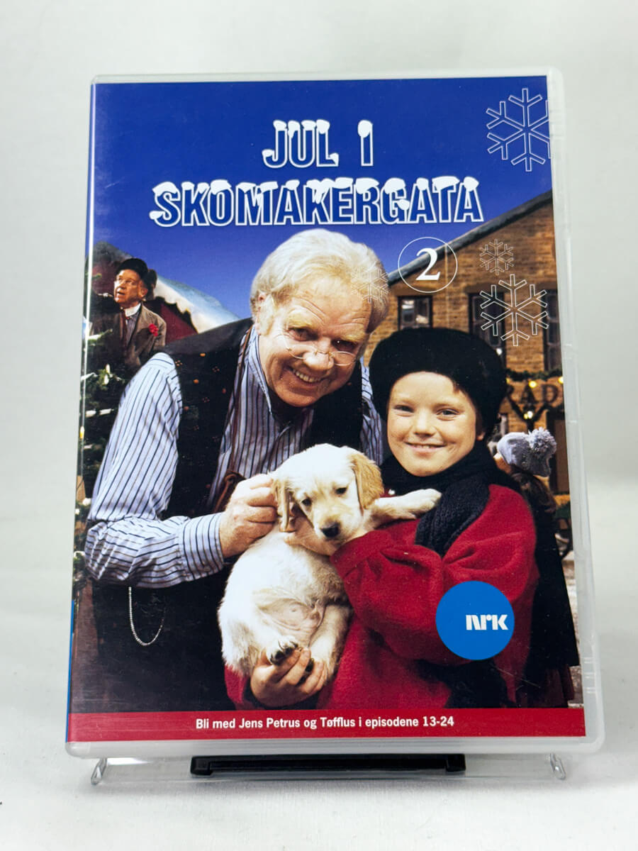 Forside av DVD-cover til Jul i Skomakergata (del 2) – fortsettelsen på NRKs populære julekalender med Jens Petrus og Tofflus, brukt DVD hos Brukbar Film.