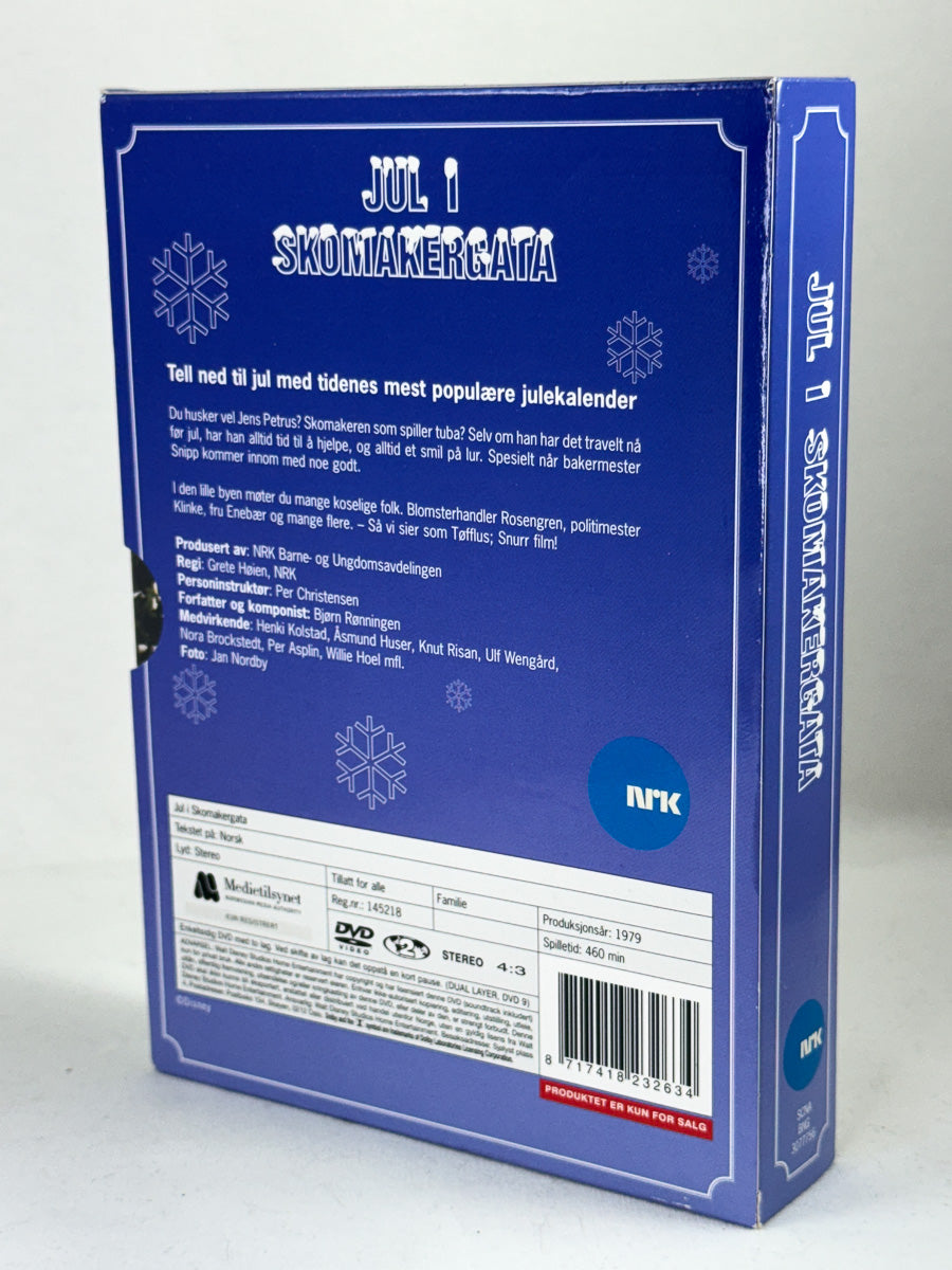 Bakside av DVD-samleboksen til Jul i Skomakergata – norsk juleklassiker med Henki Kolstad som Jens Petrus Andersen, kjent fra NRKs folkekjære julekalender, brukt DVD hos Brukbar Film.