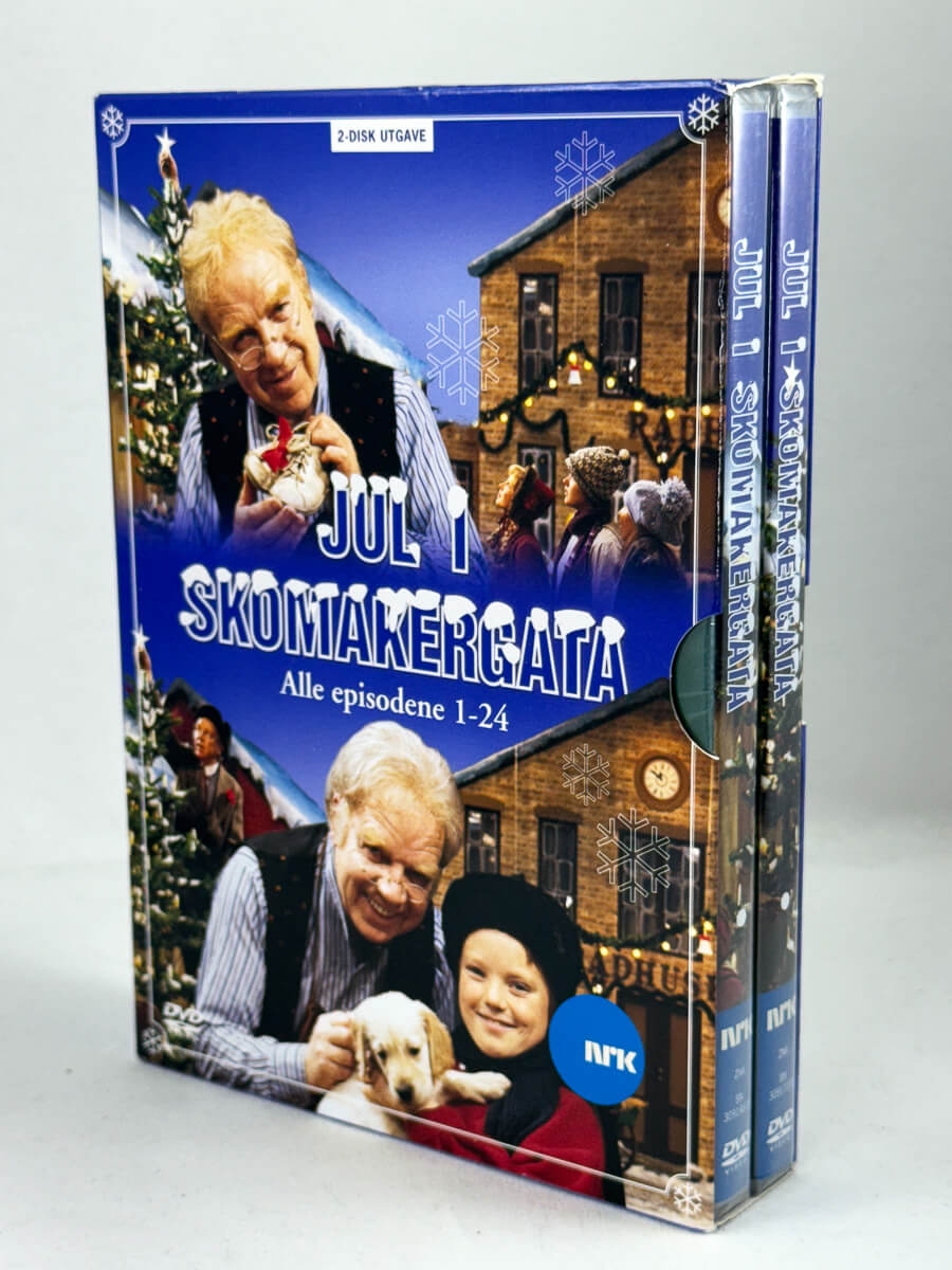 Forside av DVD-samleboksen til Jul i Skomakergata – norsk juleklassiker med Henki Kolstad som Jens Petrus Andersen, kjent fra NRKs folkekjære julekalender, brukt DVD hos Brukbar Film.