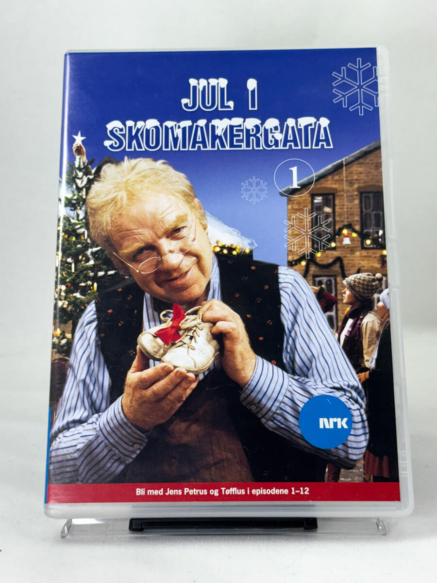 Forside av DVD-cover til Jul i Skomakergata (del 1) – norsk juleklassiker med Henki Kolstad som Jens Petrus Andersen, kjent fra NRKs folkekjære julekalender, brukt DVD hos Brukbar Film.