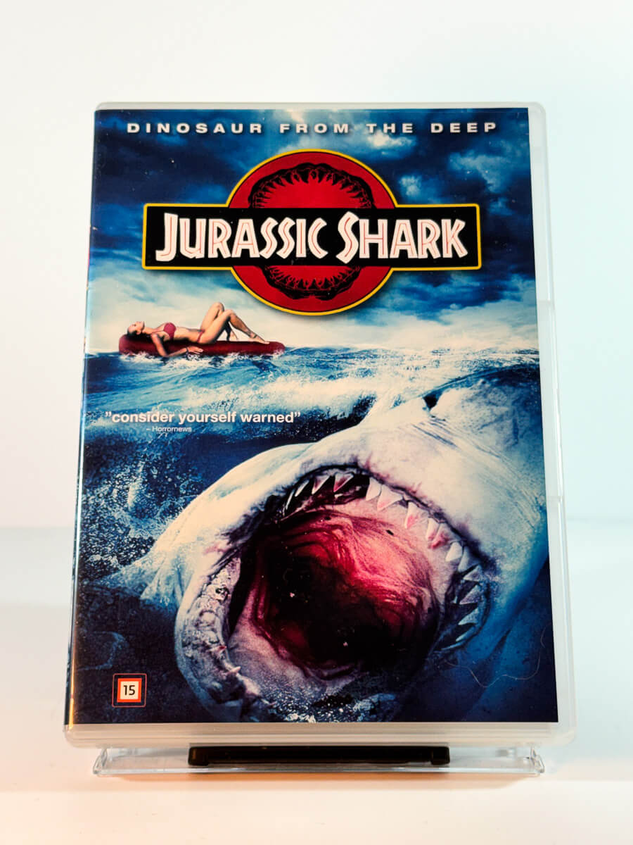 Forside av cover til jurassic shark, bruktfilm hos nettbutikken Brukbar Film