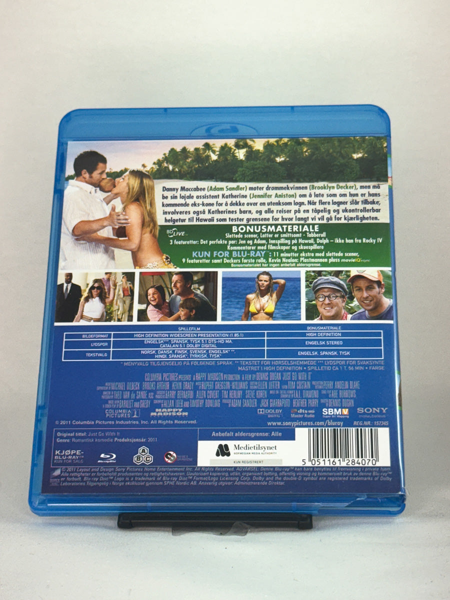 Bakside av Blu-ray-cover til Just Go With It – lettbeint og humoristisk kjærlighetsfilm med Adam Sandler, brukt Blu-ray hos Brukbar Film.
