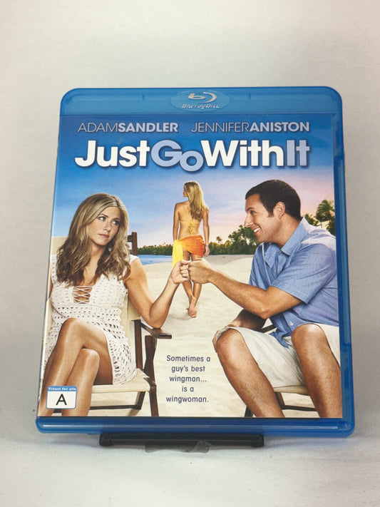 Forside av Blu-ray-cover til Just Go With It med Adam Sandler og Jennifer Aniston – romantisk komedie på tropisk ferie, brukt Blu-ray hos Brukbar Film.