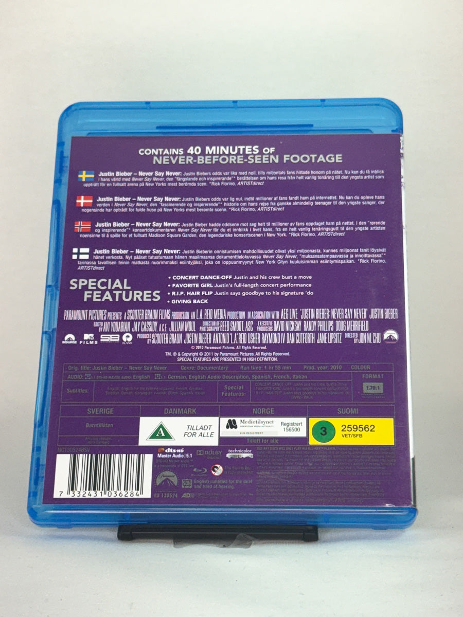 Bakside av Blu-ray-cover til Justin Bieber: Never Say Never – musikalsk dokumentar for fans av Bieber, brukt Blu-ray hos Brukbar Film.