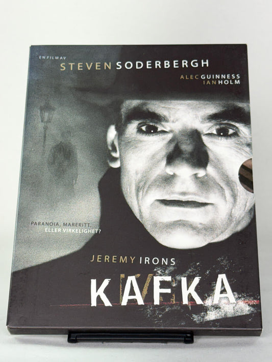 Brukt DVD-film Kafka – forside av filmcover, Jeremy Irons i hovedrollen, original thriller på brukt DVD, kjøp hos Brukbar Film