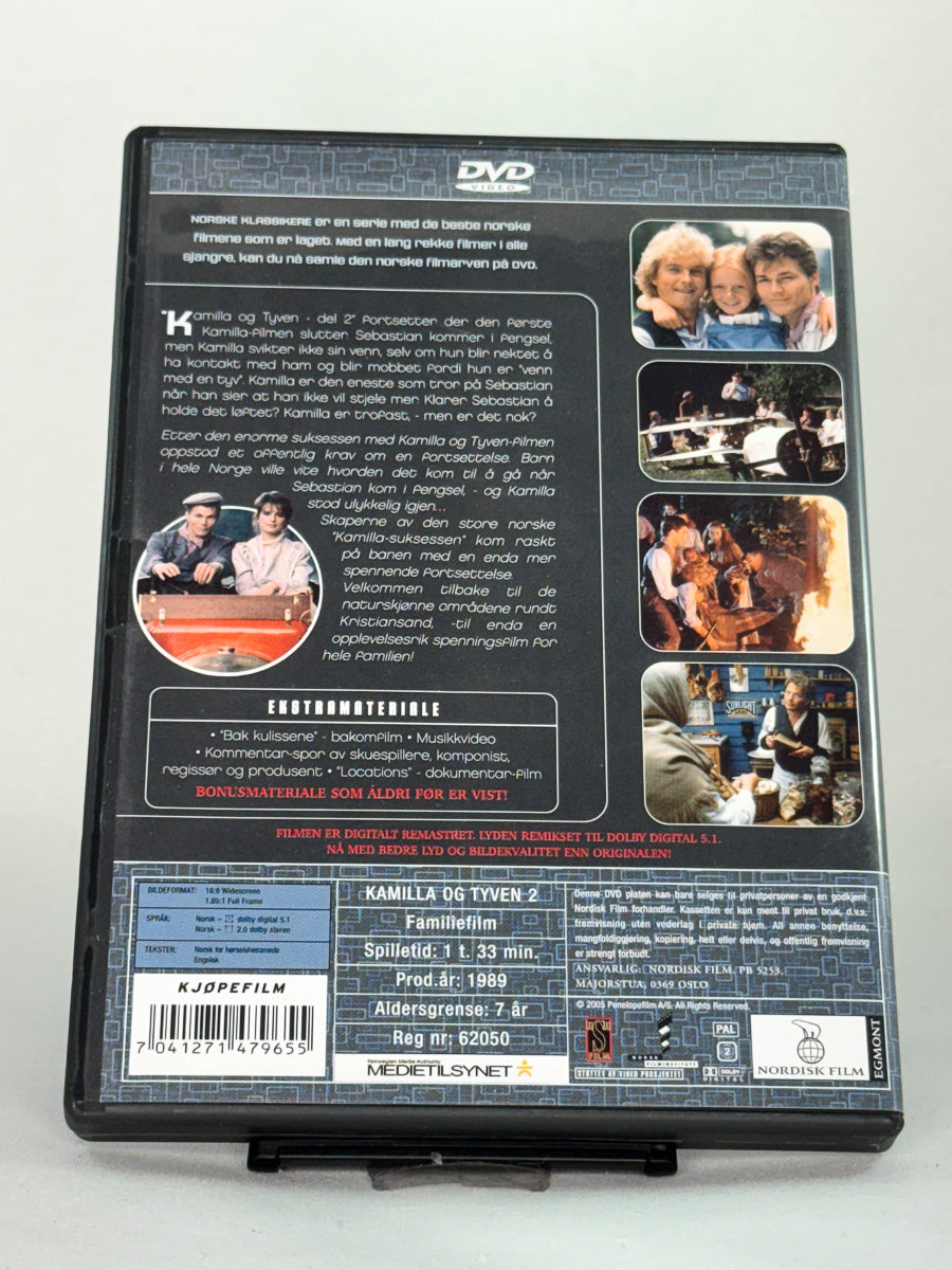Bakside av DVD-cover til Kamilla og tyven – Del 2 – presenterer handlingen og skuespillerne i fortsettelsen av den norske familiefavoritten – brukt DVD tilgjengelig hos Brukbar Film.