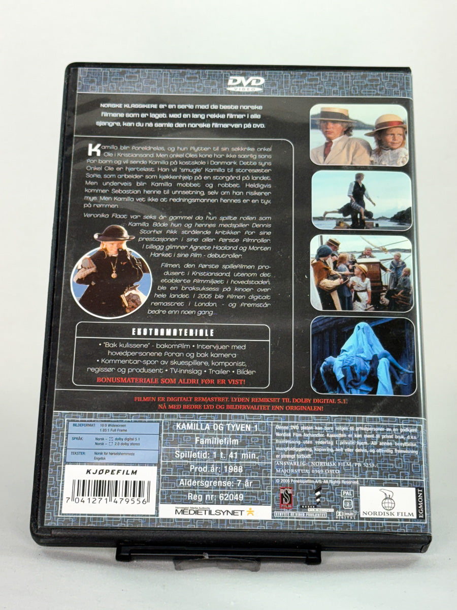 Bakside av DVD-cover til Kamilla og tyven – viser omtaler, rolleliste og stemningsfulle bilder fra denne norske filmklassikeren – brukt DVD tilgjengelig hos Brukbar Film.