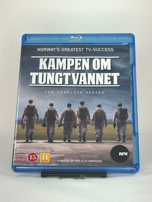 Forside av Blu-ray-cover til Kampen om tungtvannet – norsk krigsserie i komplett Blu-ray-utgave, brukt originalfilm hos Brukbar Film